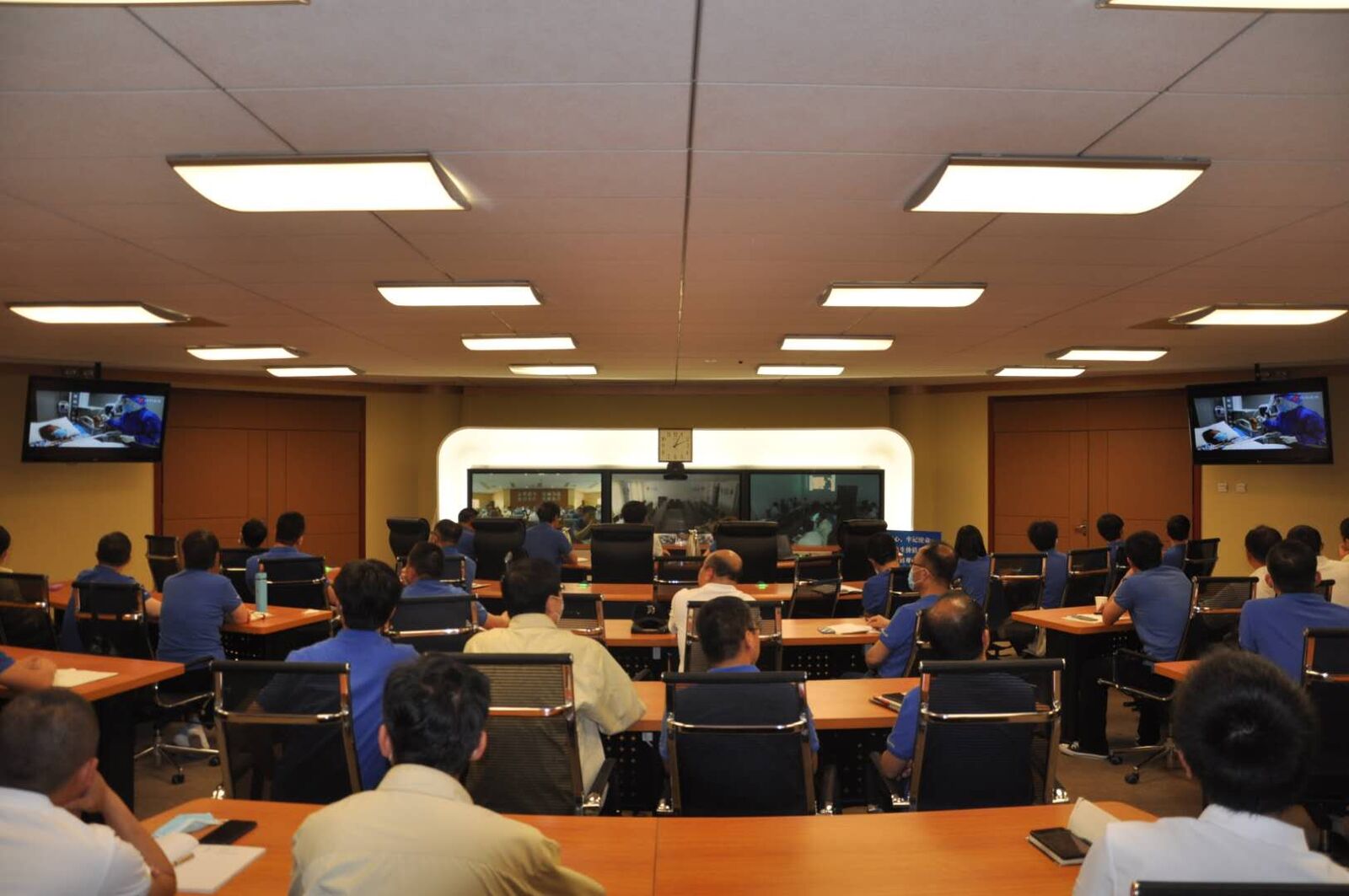 全国人大代表、球速集团董事长王刚传达全国“两会”精神